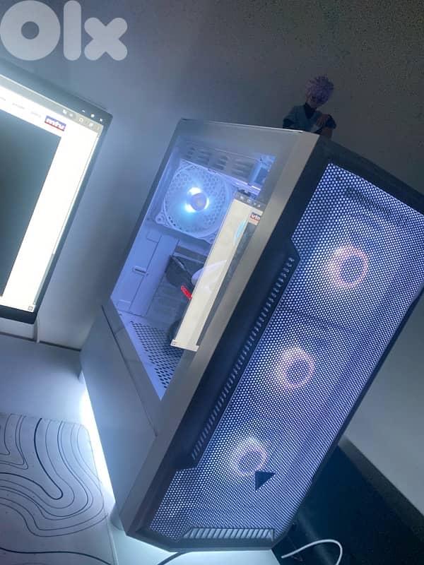 Gaming Pc (white) with razer mouse + keyboard + headphones 0