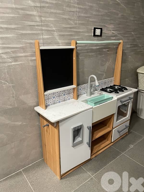 KidKraft Wooden Farmhouse Play Kitchen – Excellent Condition 0