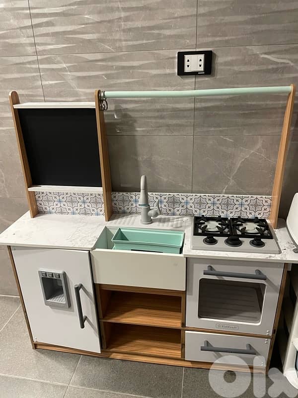 KidKraft Wooden Farmhouse Play Kitchen – Excellent Condition 1