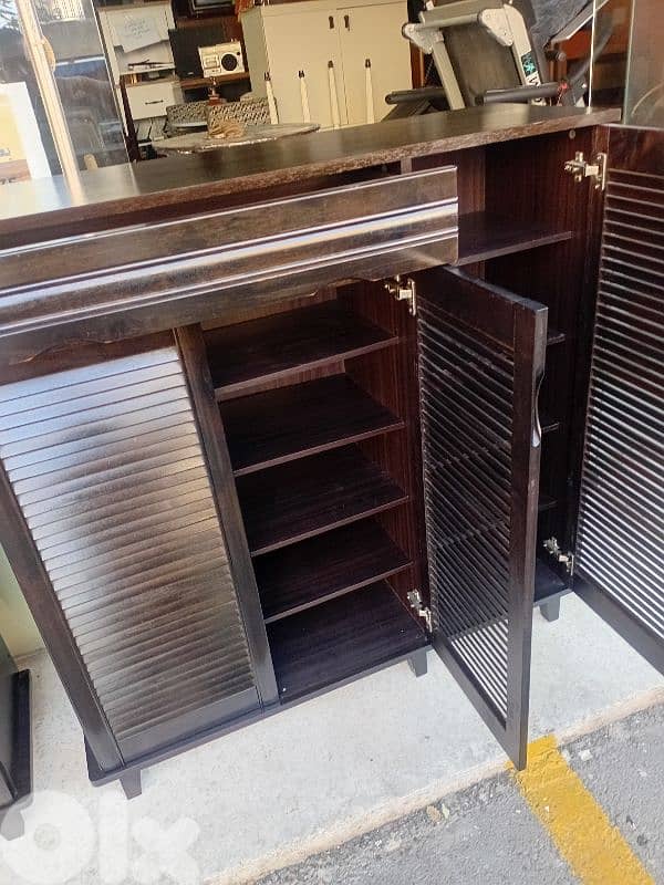 خزانة اوروبي شبه جديدة رفوف 2