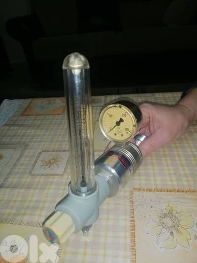 امنظّم ضغط أوكسيجين طبي (Oxygen Regulator).