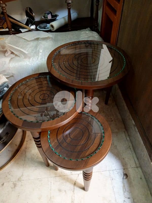 Nest of 3 glass top tables 2
