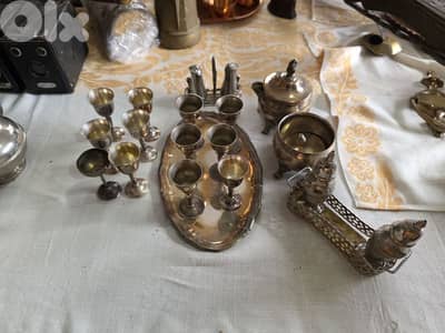 طقم فضيات/معدن مطلي قديم – كاسات صغيرة مع صينية وملحقات تقديم