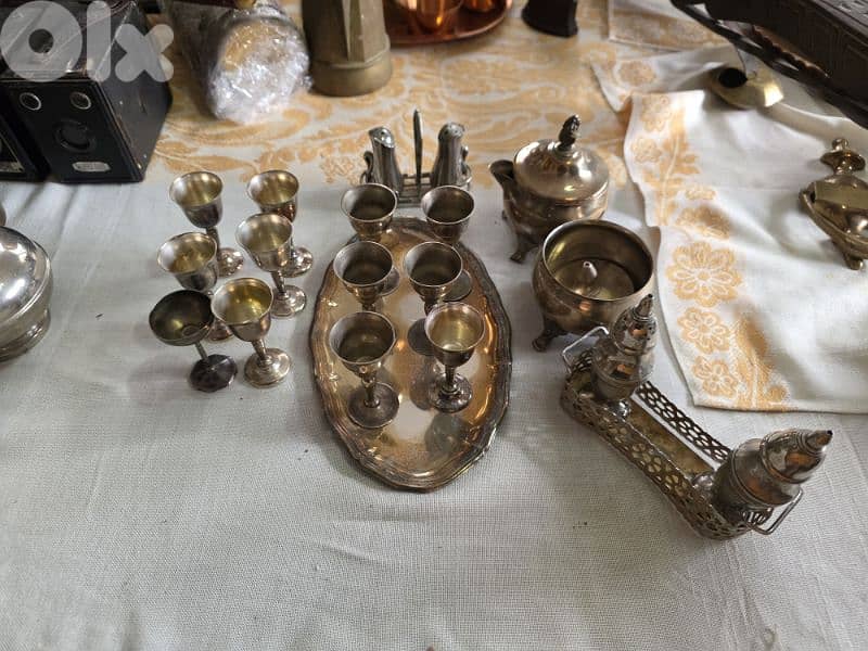 طقم فضيات/معدن مطلي قديم – كاسات صغيرة مع صينية وملحقات تقديم 0