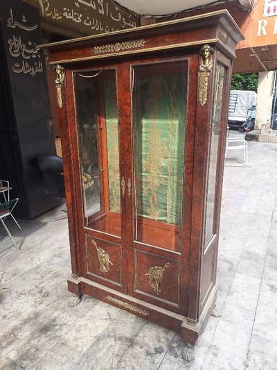 فيترين امبير مميزة خشب جوز مع رواية برونز انتيك