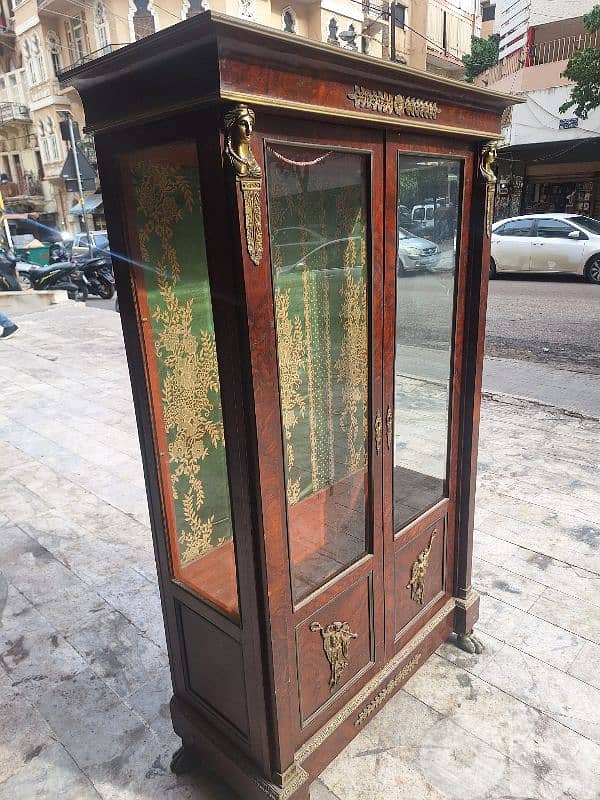 فيترين امبير مميزة خشب جوز مع رواية برونز انتيك 1