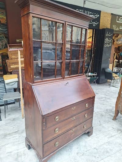 فيترين إنجليزية انتيك من الروائع خشب جوز مسيف مميزة ناعمة