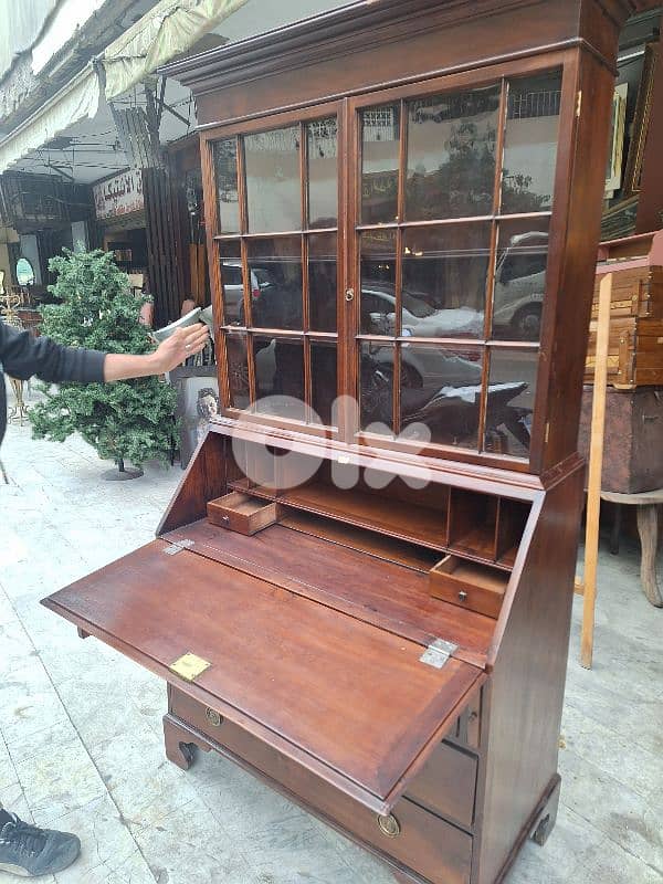 فيترين إنجليزية انتيك من الروائع خشب جوز مسيف مميزة ناعمة 1