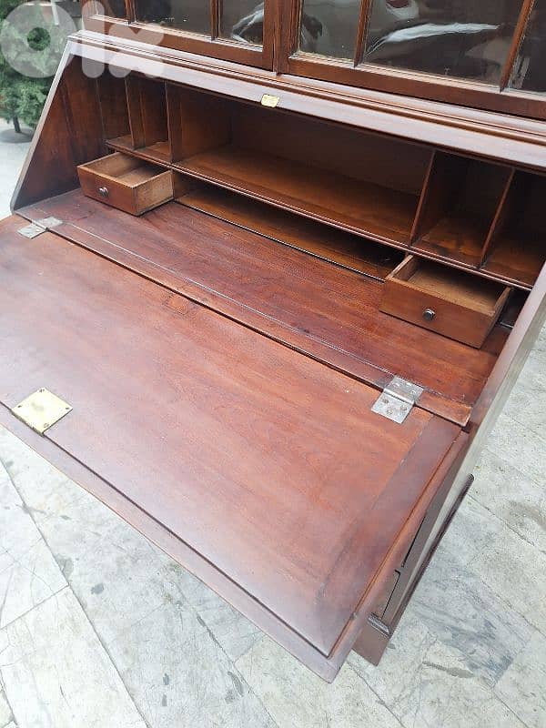 فيترين إنجليزية انتيك من الروائع خشب جوز مسيف مميزة ناعمة 2