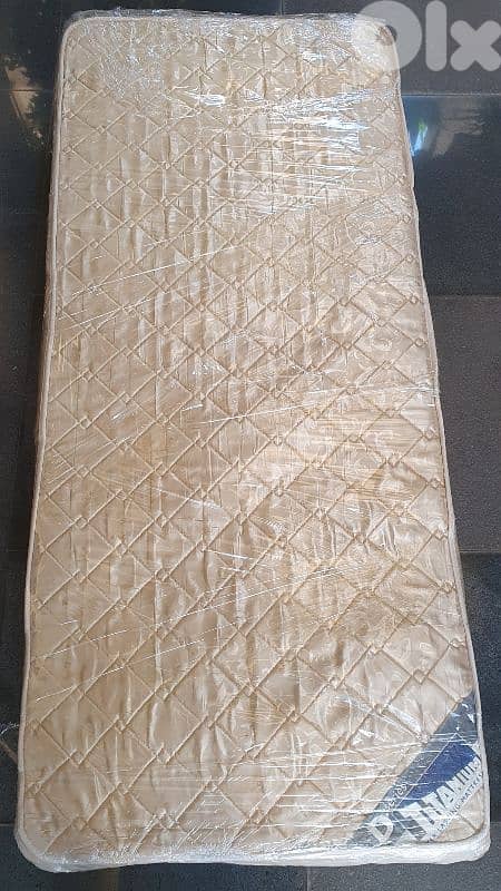 فرشة عدد ١ Titanium series D شبه جديد كتير نضيف طول١٨٠ عرض ٨٠ سماكة ٢٠ 3