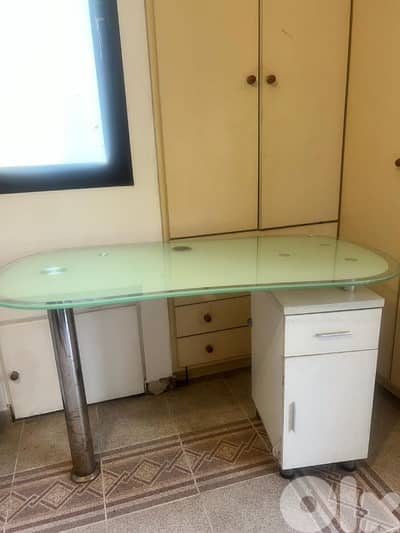 طاولة مكياج موجوده بي جونية السعر ٣٠ دولار ت ٠٣٣٢٠٠٣٦