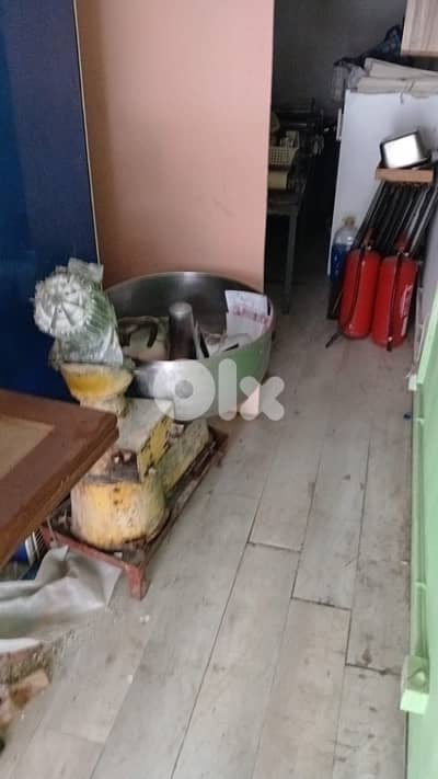 عدة فرن  ومطعم كاملة للبيع بسعر مغري