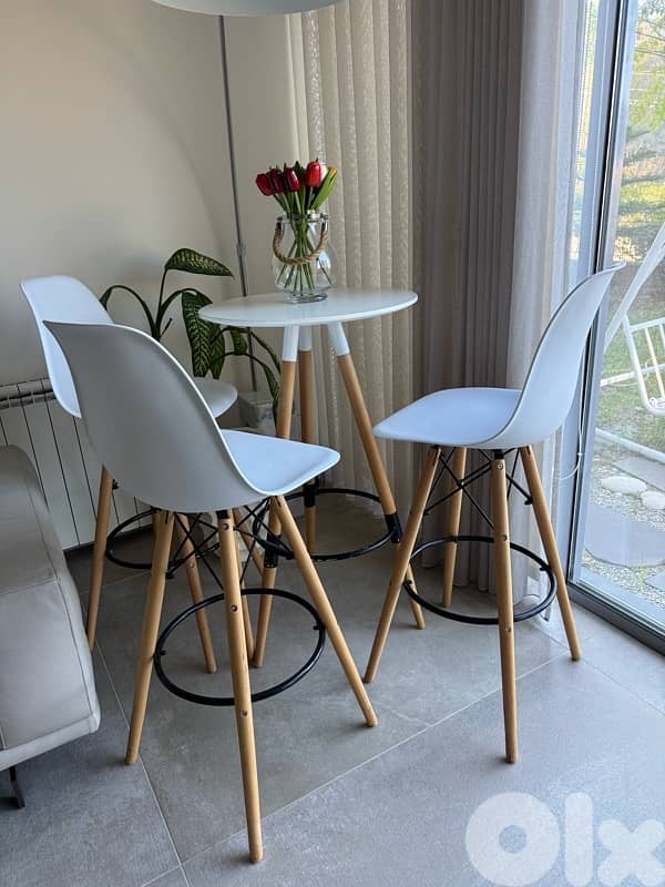 high table and 3 high chairs 0