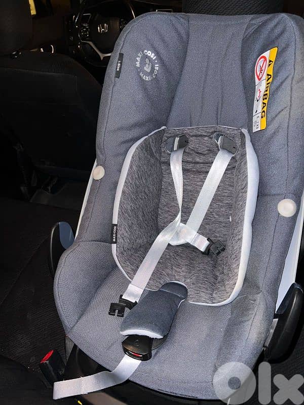 maxi cosi car seat like new, with isof fix and cabriofix 1