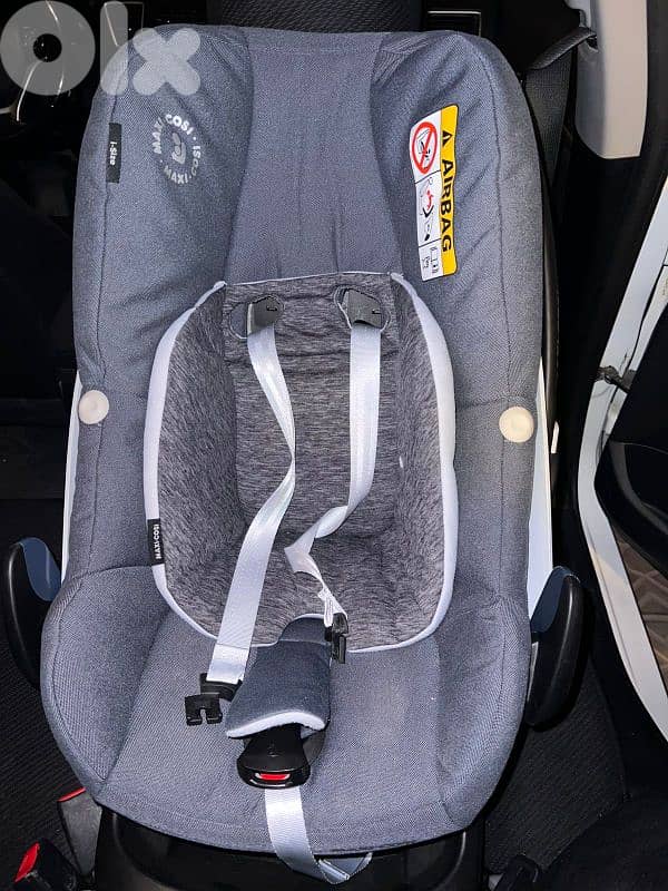 maxi cosi car seat like new, with isof fix and cabriofix 2