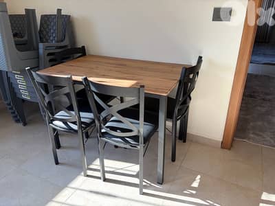 طاولة مع اربع كراسي للتواصل ٧٩١٢٤٤٦٢