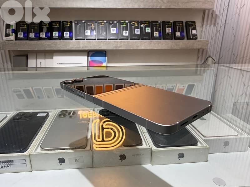 Samsung Z Flip 6 256Gb Very Clean Condition: - Mint Condition 3