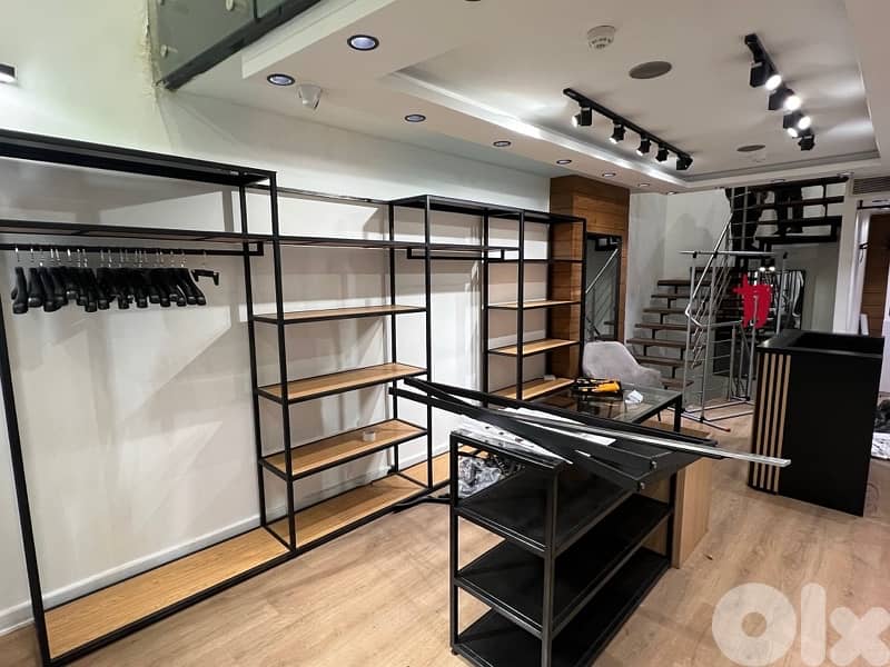 ستندات عرض ملابس للمحلات – بحالة ممتازة 0