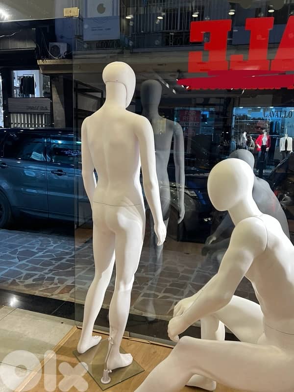 ستندات عرض ملابس للمحلات – بحالة ممتازة 1