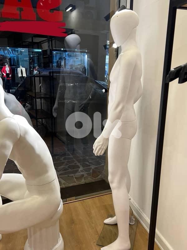 ستندات عرض ملابس للمحلات – بحالة ممتازة 2