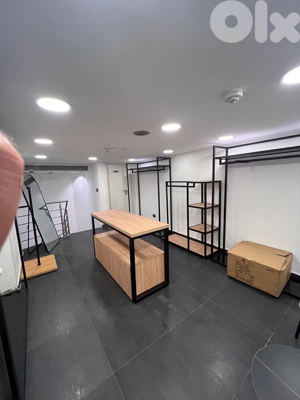 ستندات عرض ملابس للمحلات – بحالة ممتازة 3