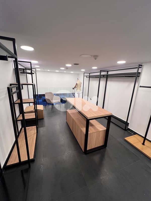 ستندات عرض ملابس للمحلات – بحالة ممتازة 5