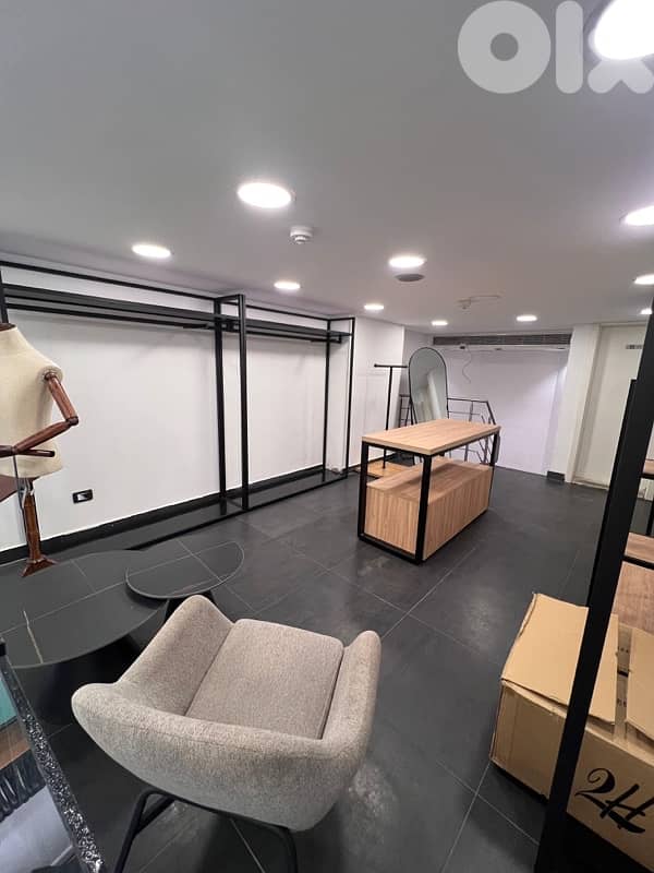 ستندات عرض ملابس للمحلات – بحالة ممتازة 7