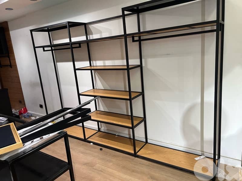 ستندات عرض ملابس للمحلات – بحالة ممتازة 9