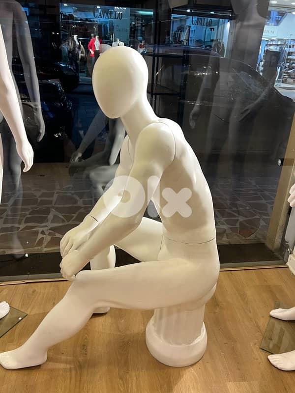 ستندات عرض ملابس للمحلات – بحالة ممتازة 10