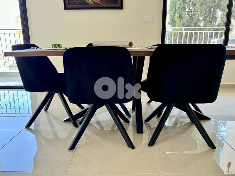 dining table with 6 chaires 0