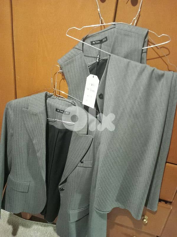 طقم رمادي ٣ قطع تنورة جاكيت قميص 0