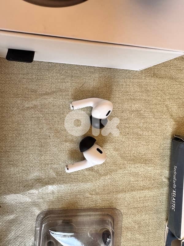 Airpods 2 pro type c with wireless mophi charger 0