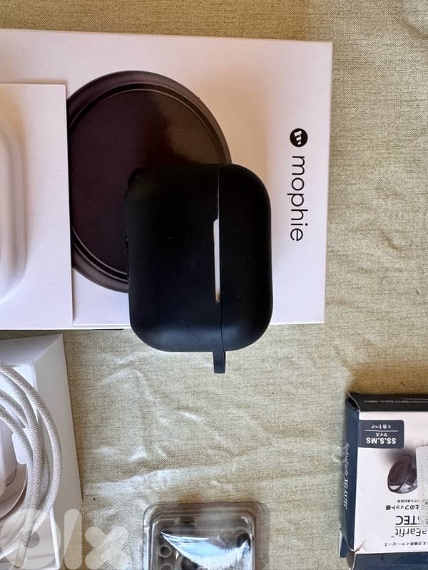 Airpods 2 pro type c with wireless mophi charger 2