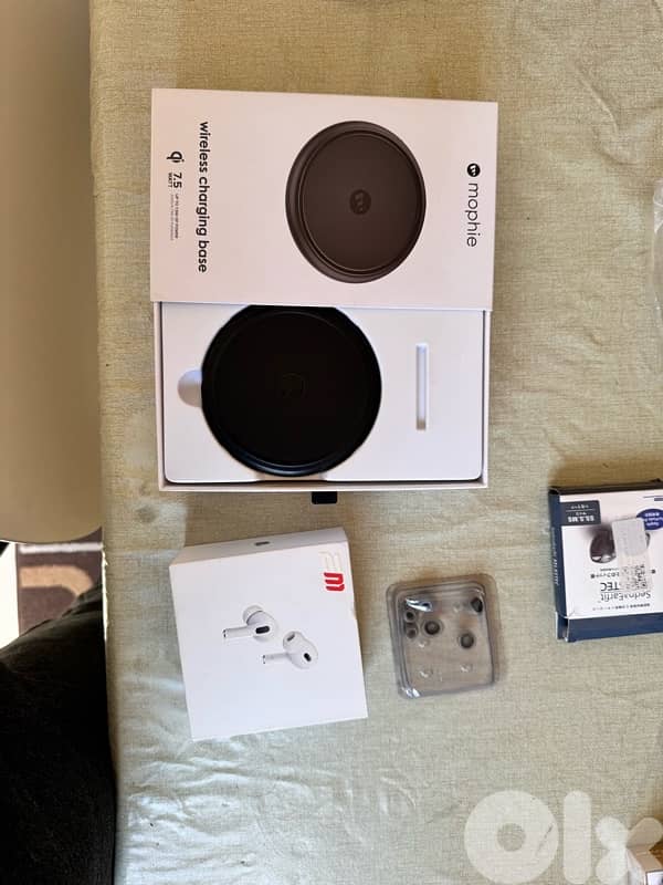 Airpods 2 pro type c with wireless mophi charger 7