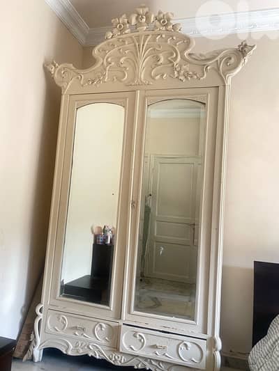 خزانة أنتيك