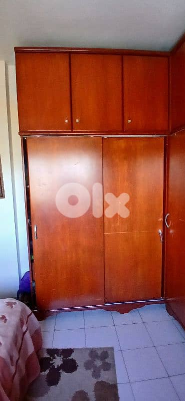 2ouda : 8zene ta5et comondina / غرفة نوم: تخت، خزانه، وكومودينا. 1