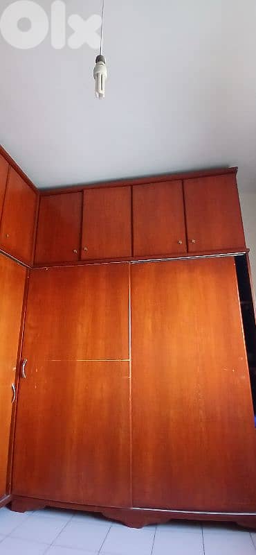 2ouda : 8zene ta5et comondina / غرفة نوم: تخت، خزانه، وكومودينا. 2