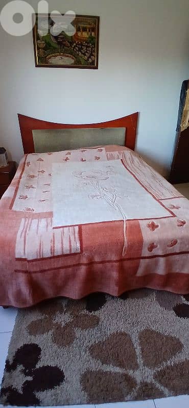 2ouda : 8zene ta5et comondina / غرفة نوم: تخت، خزانه، وكومودينا. 3