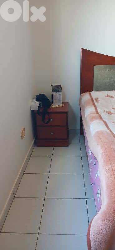 2ouda : 8zene ta5et comondina / غرفة نوم: تخت، خزانه، وكومودينا. 4