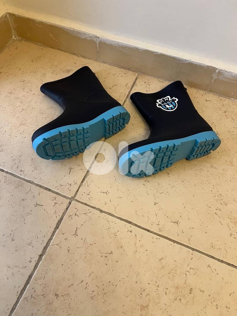 Boy Water Resistant Overall and Boot for snow -ثياب ثلج مع كفوف وجزمة 6