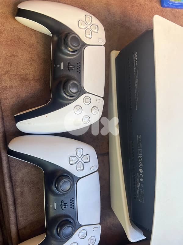 ps5 fat 1T with 2 original controllers 2 games 550$ 1