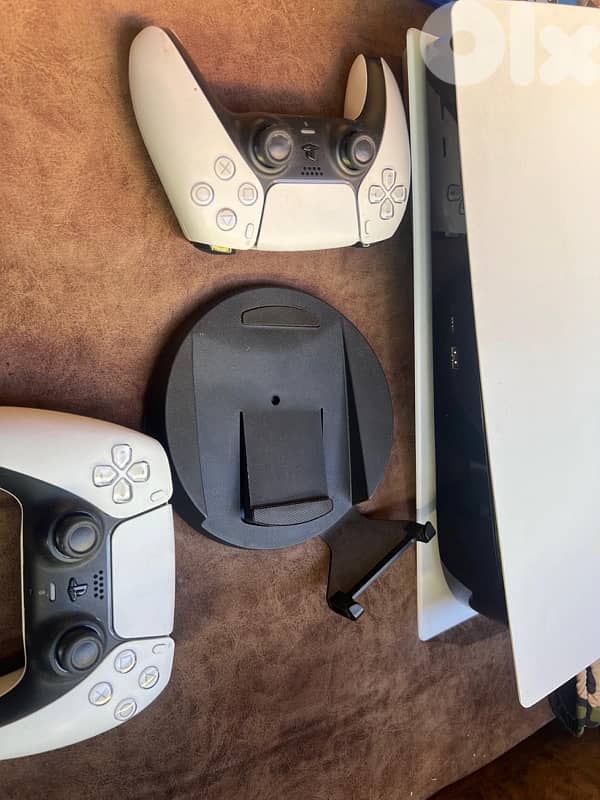 ps5 fat 1T with 2 original controllers 2 games 550$ 2