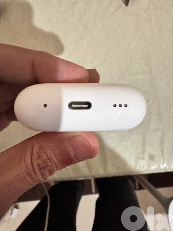 Airpods 2 pro type c with wireless mophi charger 9