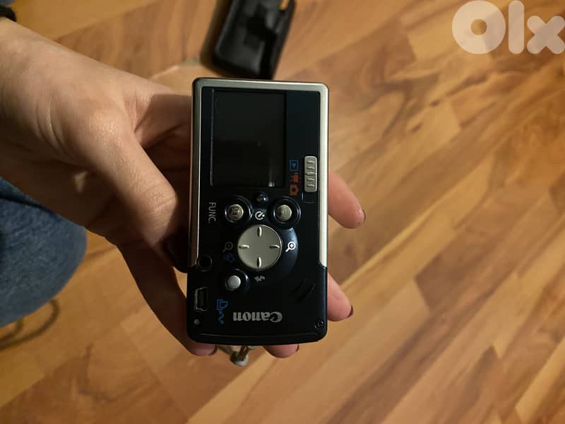 Vintage Canon Ixus digital camera + case + charger + memory 1