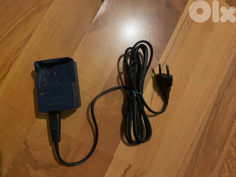 Vintage Canon Ixus digital camera + case + charger + memory 2