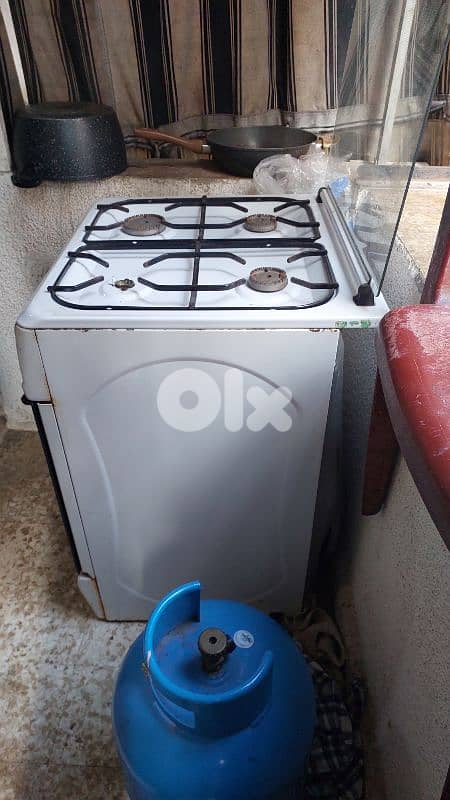 فرن غاز 4 عيون بحالة ممتازة للبيع 0