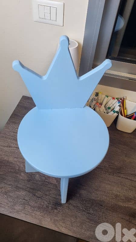 Blue Prince Crown Chair 1