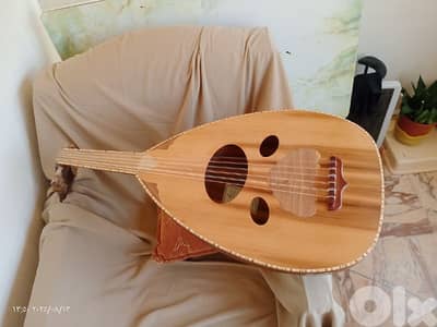 عود جديد مع حقيبة جلد وريش جميل جدا بالصوت والشكل والصناعة بسعر مناسب