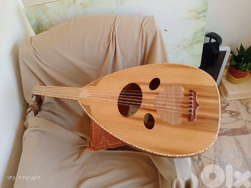 عود جديد مع حقيبة جلد وريش جميل جدا بالصوت والشكل والصناعة بسعر مناسب 0