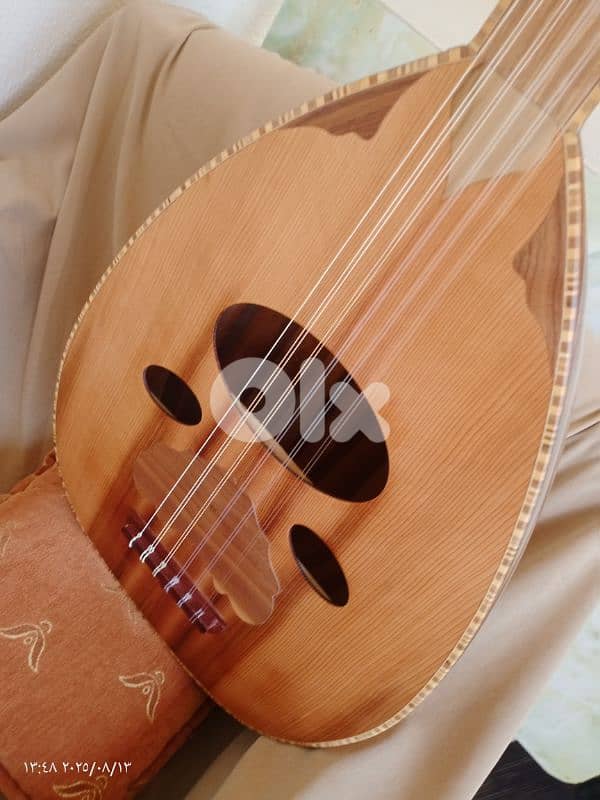 عود جديد مع حقيبة جلد وريش جميل جدا بالصوت والشكل والصناعة بسعر مناسب 1